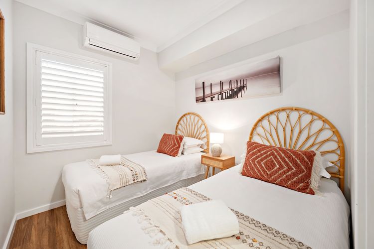 Phuza Maningi, 17 Myan Close