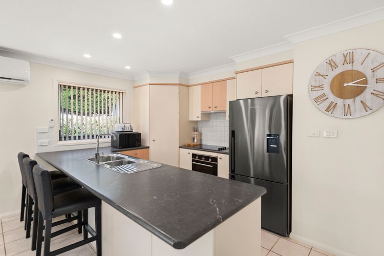 Fully equipped kitchen with seating