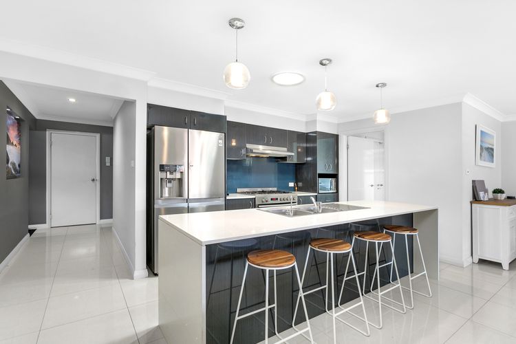 Breakfast Bar and Kitchen