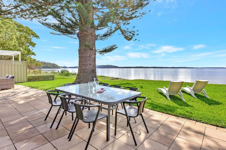 Outdoor dining with beachview