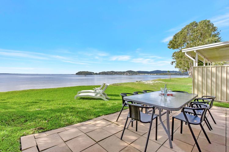 Outdoor dining with beachview