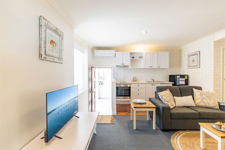 Maestral II – Beachside Villa with Private Garden