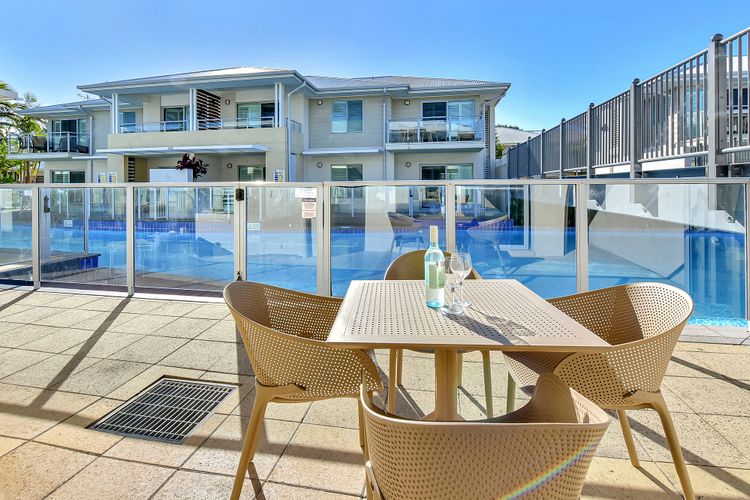 J’s Resort Pacific Blue Swim Up-Unit A