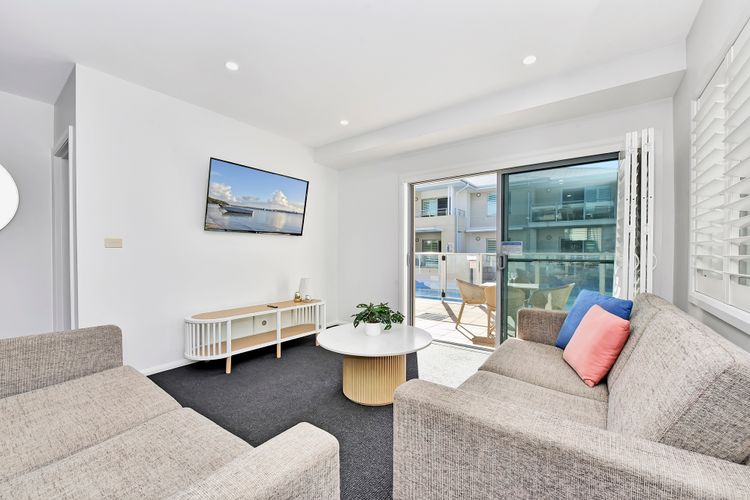 J’s Resort Pacific Blue Swim Up-Unit A