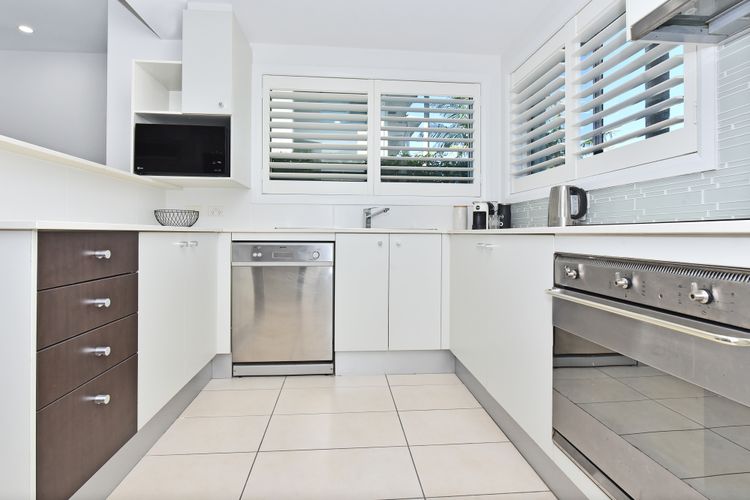 J’s Resort Pacific Blue Swim Up-Unit A