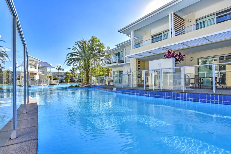 J’s Resort Pacific Blue Swim Up-Unit A