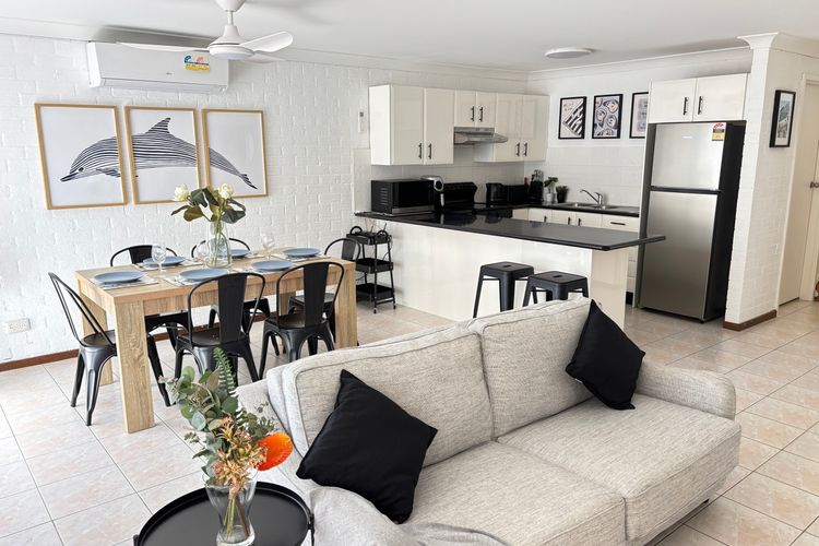 Catalina Cove-From Door to Shore in 2 Minutes