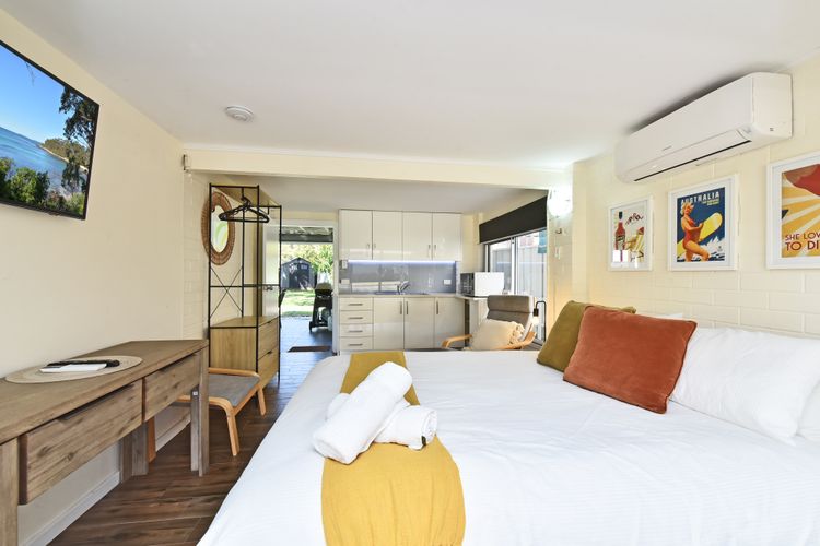 The Jacaranda – Pet Friendly, Air-Con, Wifi, Boat Parking, Large backyard
