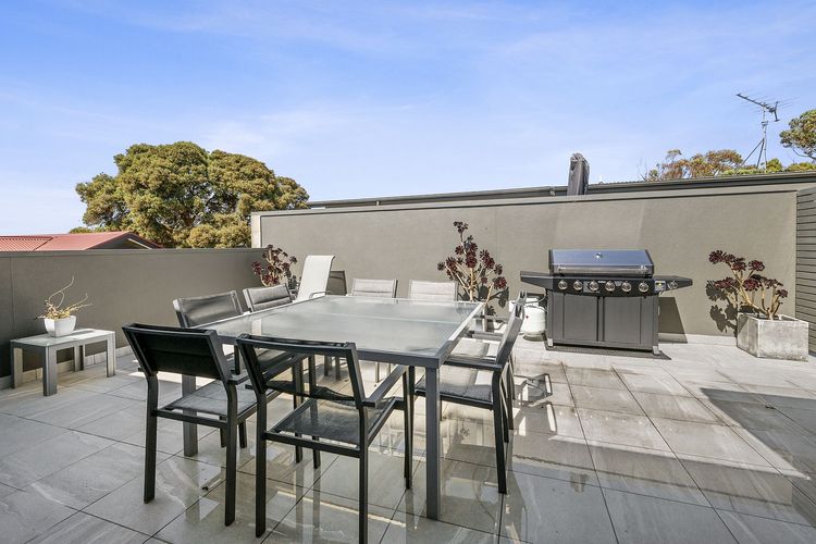 Anderson Central Townhouse | Walk to Shops & Beach