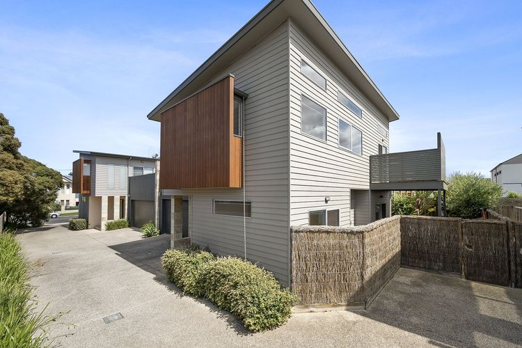 Anderson Central Townhouse | Walk to Shops & Beach