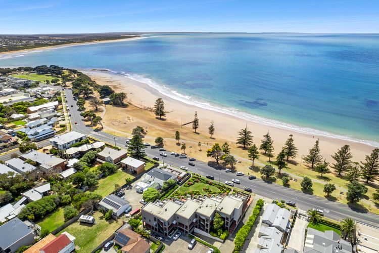 Esplanade Absolute Beach Frontage 12-20