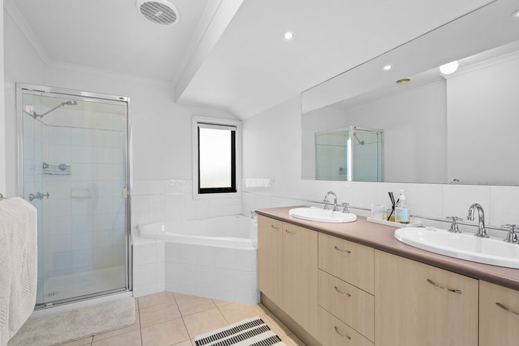 Beach Road Retreat | Pet Friendly Walk to Beach