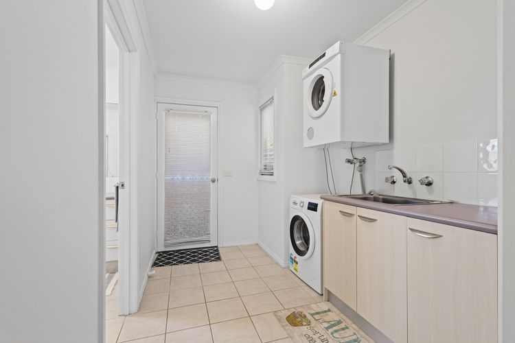 Beach Road Retreat | Pet Friendly Walk to Beach