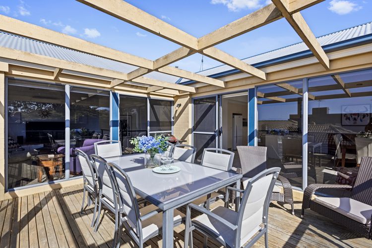 Beach Road Retreat | Pet Friendly Walk to Beach