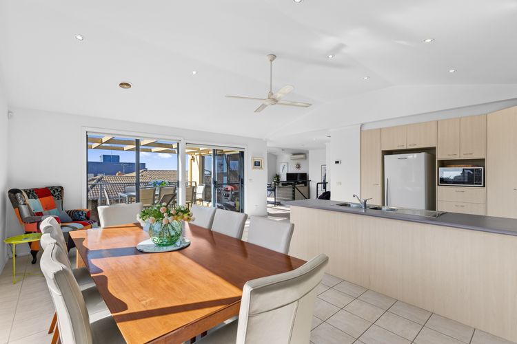 Beach Road Retreat | Pet Friendly Walk to Beach