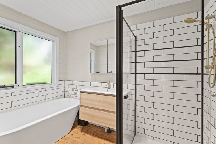 Sunset Surf Retreats | 500m to Beach Pet Friendly with Spa