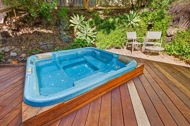 Sunset Surf Retreats | 500m to Beach Pet Friendly with Spa