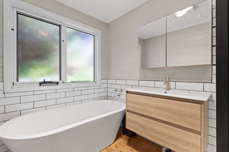Sunset Surf Retreats | 500m to Beach Pet Friendly with Spa