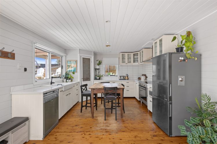 Sunset Surf Retreats | 500m to Beach Pet Friendly with Spa