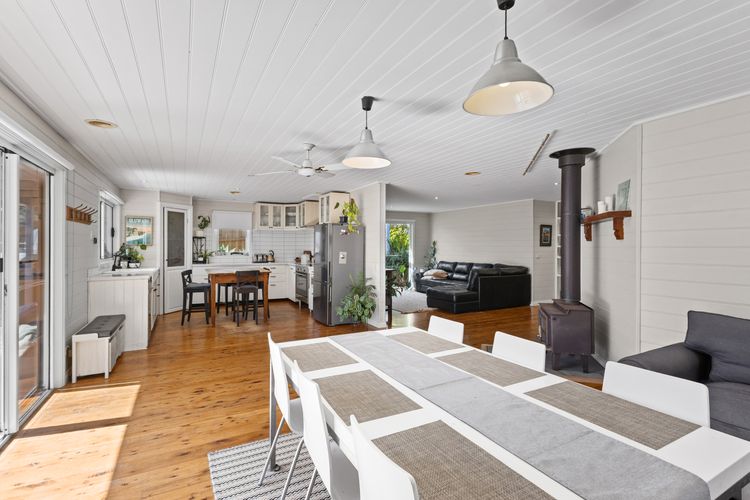 Sunset Surf Retreats | 500m to Beach Pet Friendly with Spa
