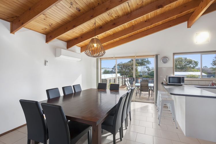 Family Coastal Comfort | 14 guests Walk to Beach