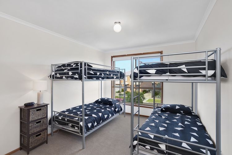 Family Coastal Comfort | 14 guests Walk to Beach