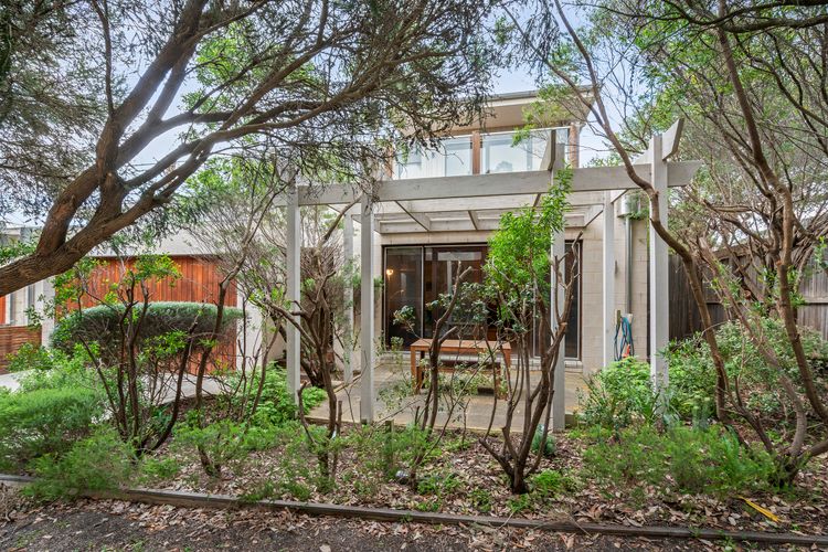 9 Doors From Front Beach