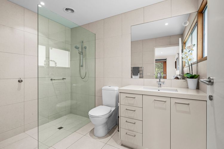 9 Doors From Front Beach