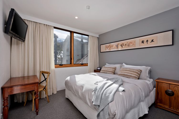 Gloria Nanook – Squatters 17