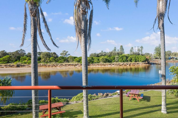 Beachfront 6, 25 Willow Street