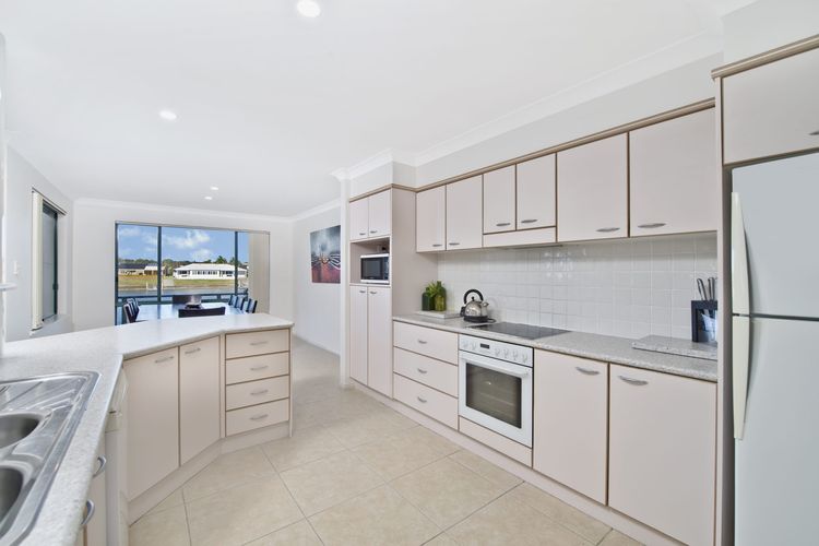 Dolphins 2, 7 Commodore Crescent