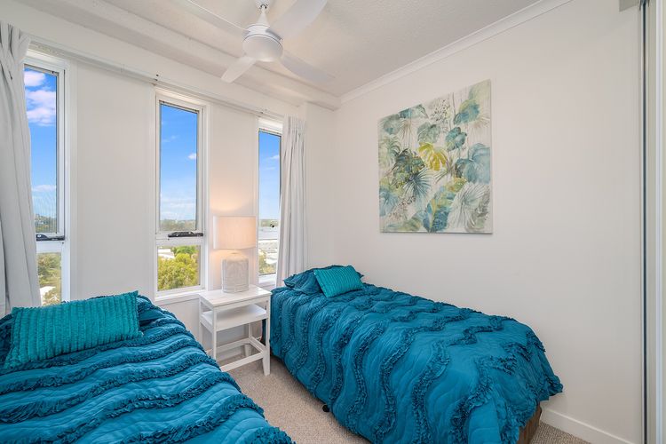 THE ENTRANCE UNIT 13