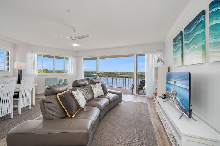 THE ENTRANCE UNIT 13