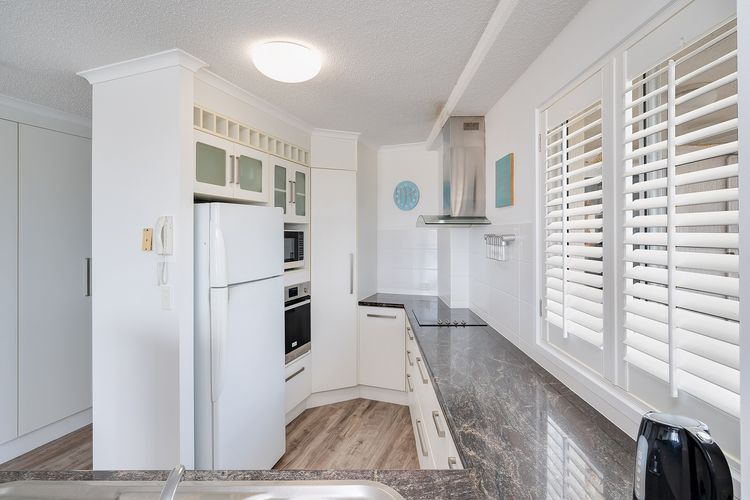 THE ENTRANCE UNIT 13