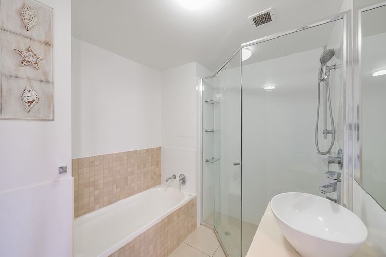 THE ENTRANCE UNIT 13