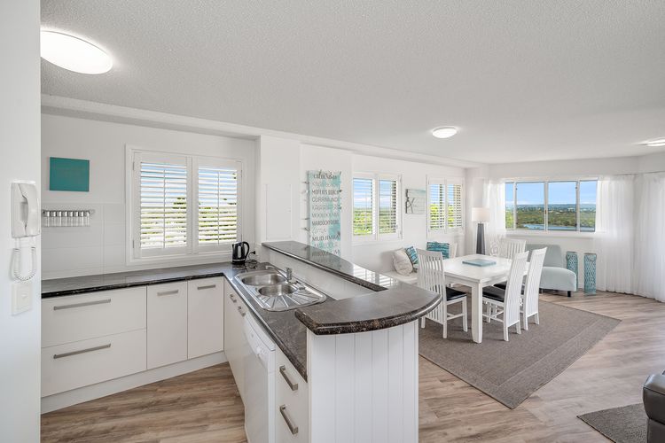 THE ENTRANCE UNIT 13