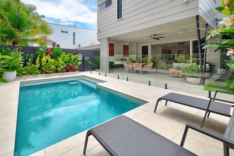 TRANQUIL PALMS – WALK TO BEACH, CAFÉS & COASTAL PATH