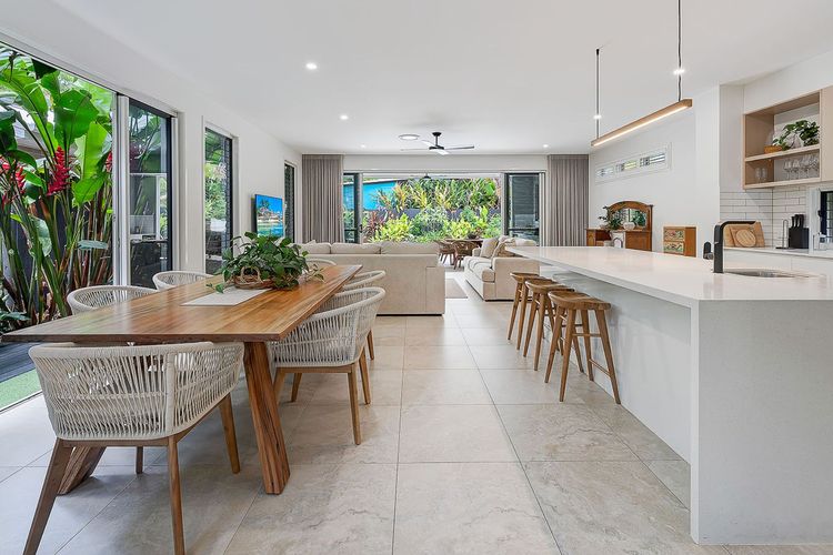 TRANQUIL PALMS – WALK TO BEACH, CAFÉS & COASTAL PATH