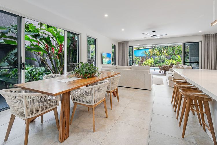 TRANQUIL PALMS – WALK TO BEACH, CAFÉS & COASTAL PATH