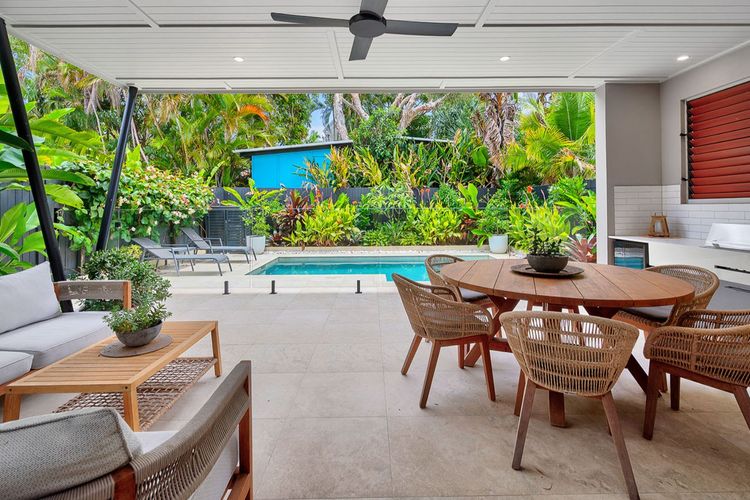 TRANQUIL PALMS – WALK TO BEACH, CAFÉS & COASTAL PATH