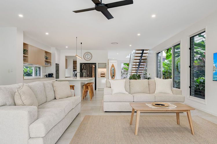 TRANQUIL PALMS – WALK TO BEACH, CAFÉS & COASTAL PATH