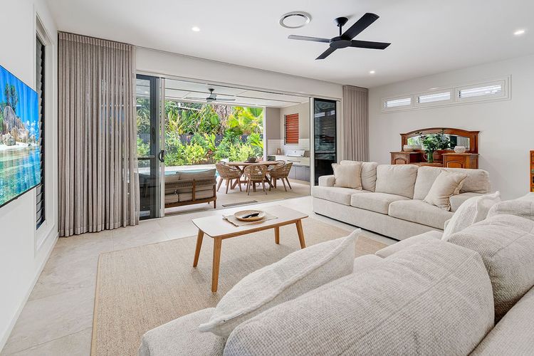 TRANQUIL PALMS – WALK TO BEACH, CAFÉS & COASTAL PATH