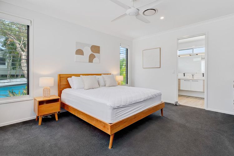 TRANQUIL PALMS – WALK TO BEACH, CAFÉS & COASTAL PATH