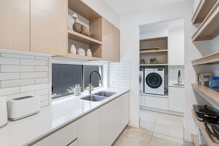 TRANQUIL PALMS – WALK TO BEACH, CAFÉS & COASTAL PATH