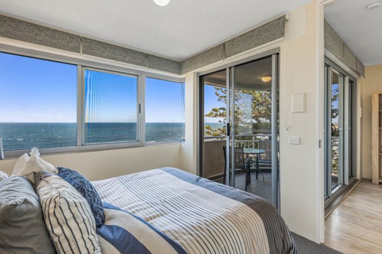 Bedroom 1 - Queen Bed