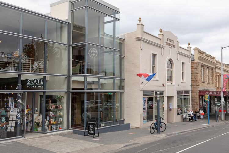 338 on Murray walk to restaurant strip