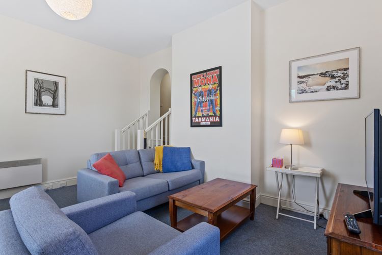 338 on Murray walk to restaurant strip