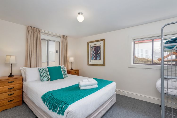 338 on Murray walk to restaurant strip