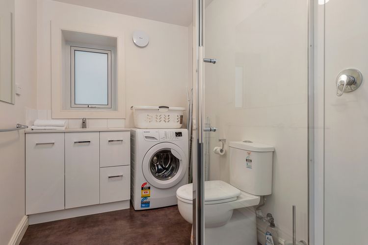 338 on Murray walk to restaurant strip