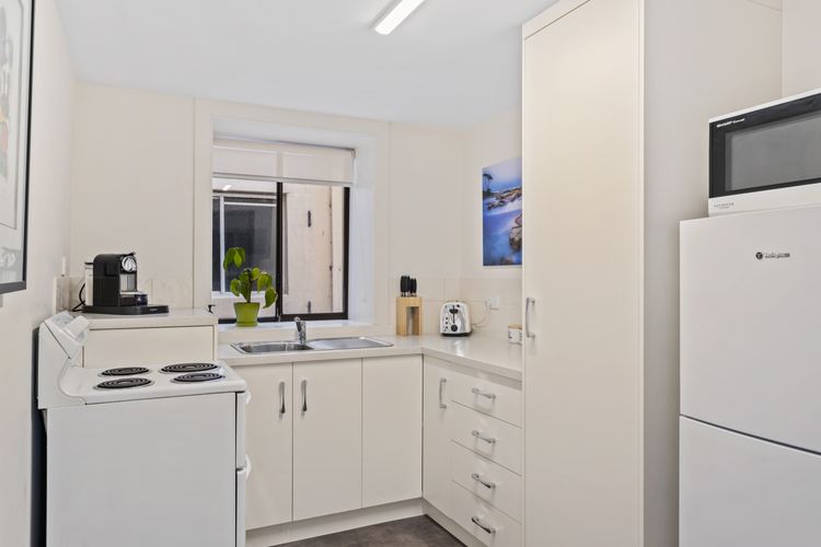 338 on Murray walk to restaurant strip